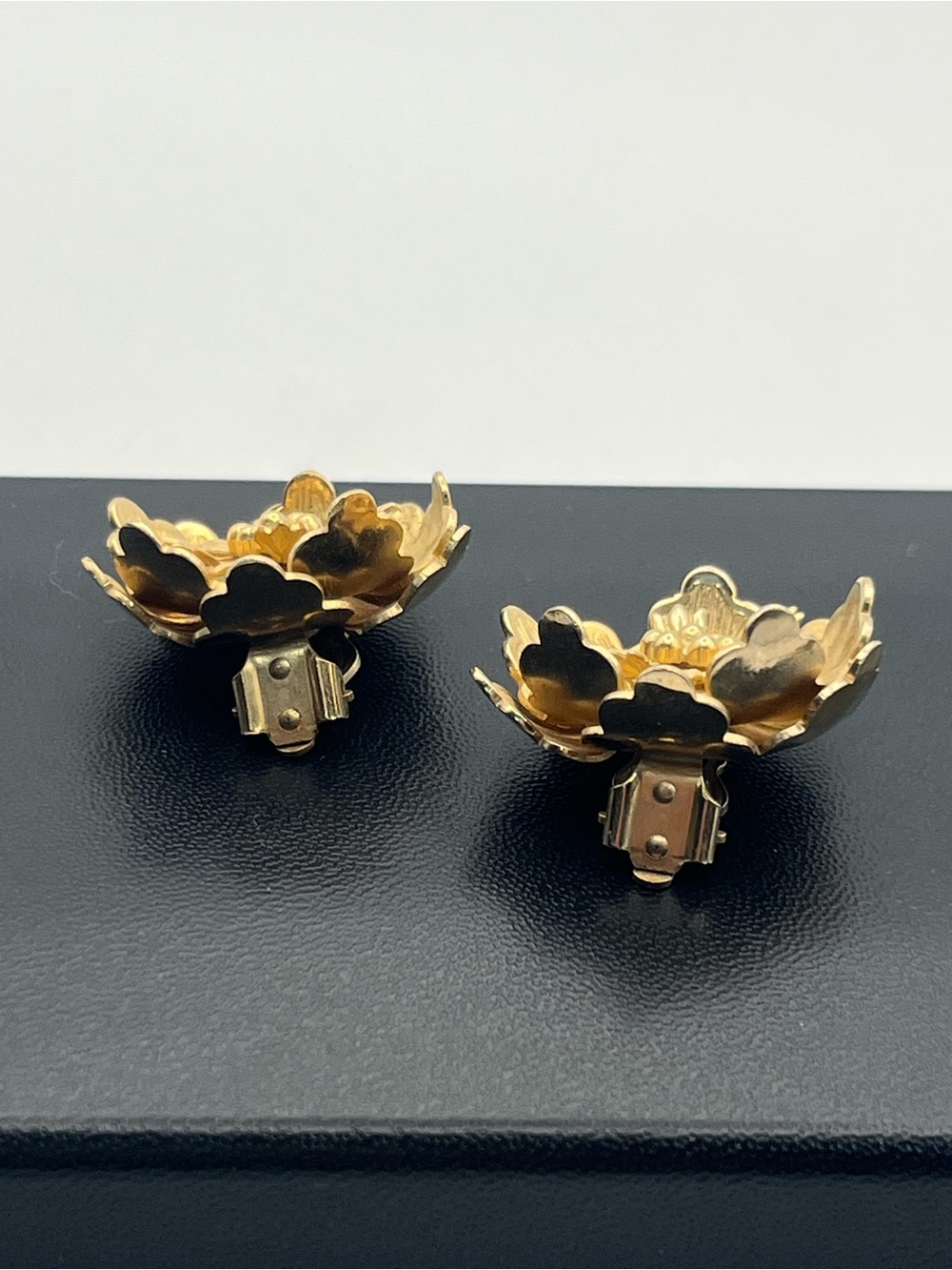 3D gold tone flower clip on earrings vintage - Picture 6 of 16